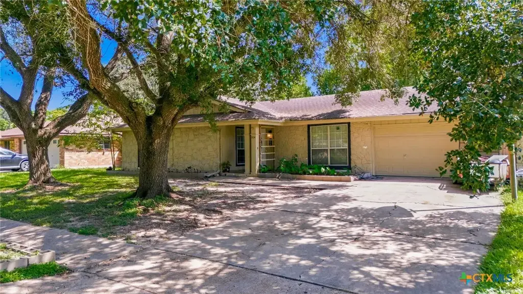 504 Maplewood Drive, Victoria