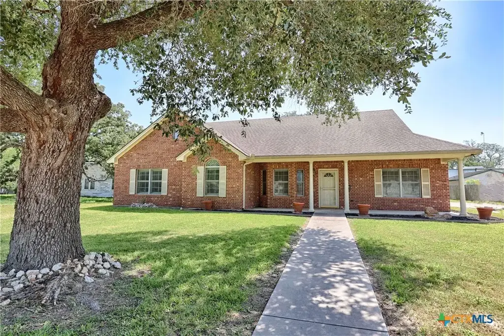 417 S Main Street, Hallettsville