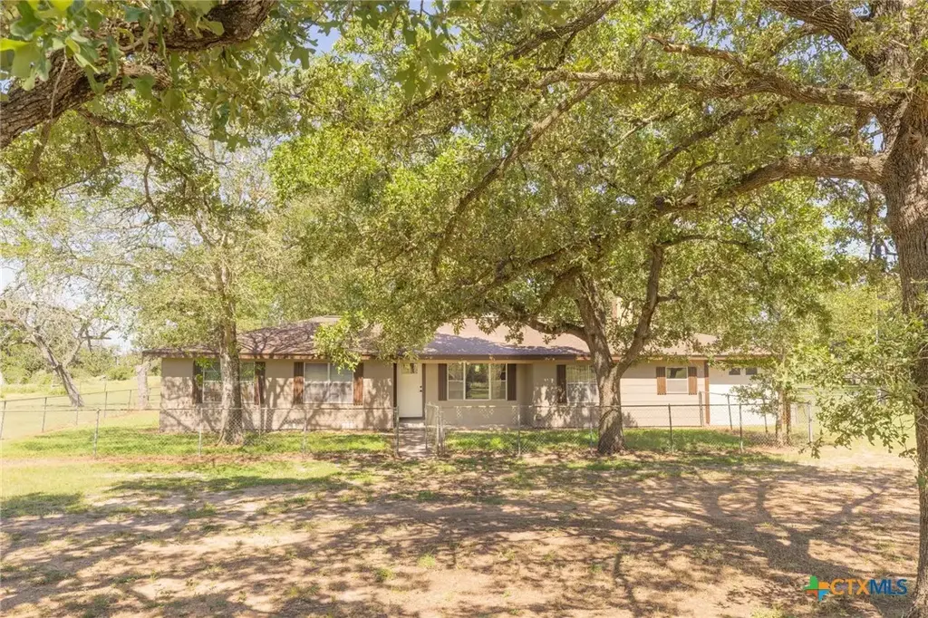 1130 County Road 1g, Hallettsville