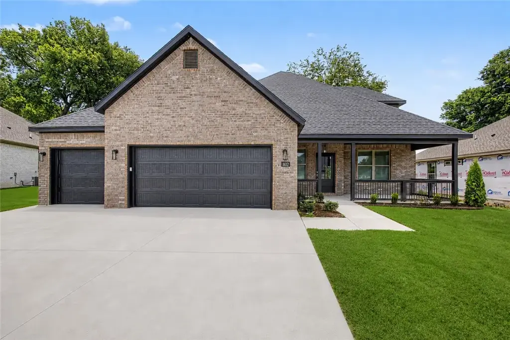 802 W Kelley Ann Street, Siloam Springs