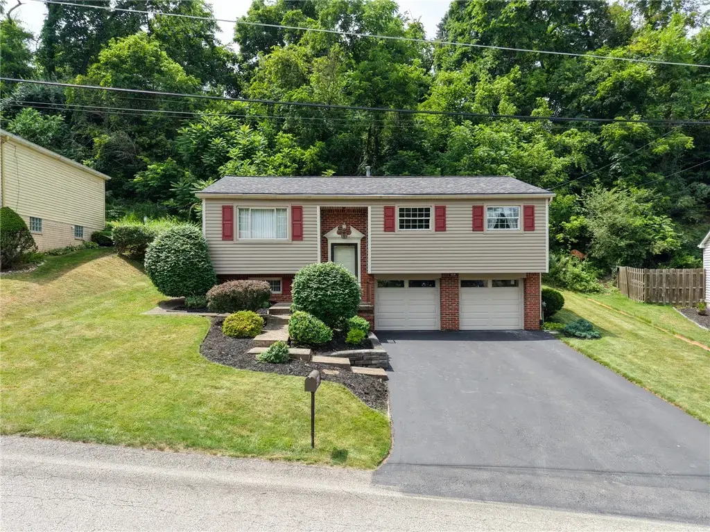 642 Pikeview Drive , Plum Boro