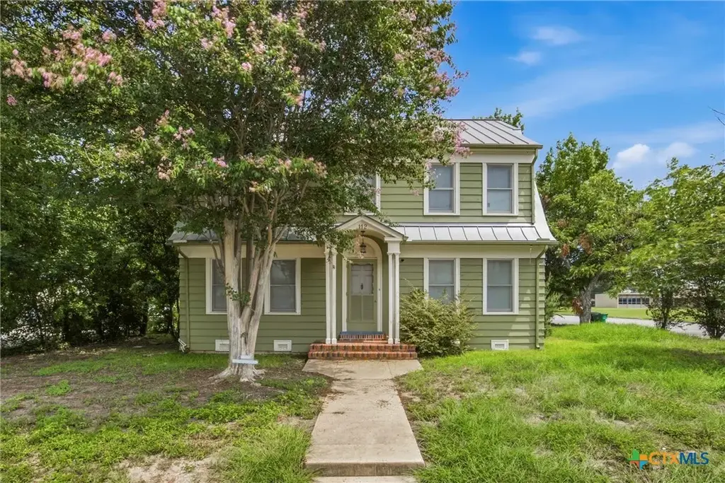 108 E College Street, Seguin