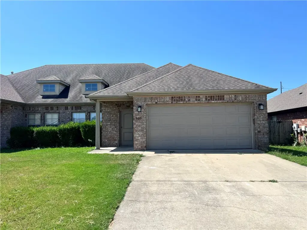 930 Kensington Drive, Centerton