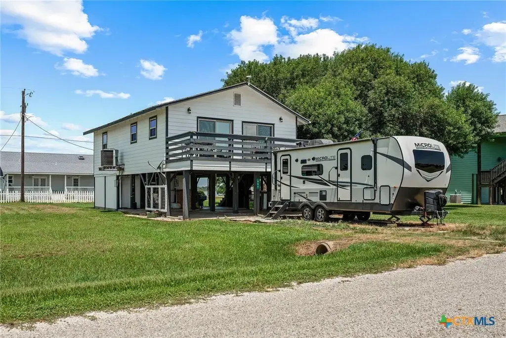 654 Calumet Drive, Palacios