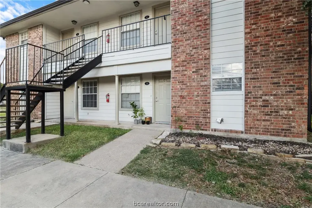 2100 Southwood Drive 24, College Station