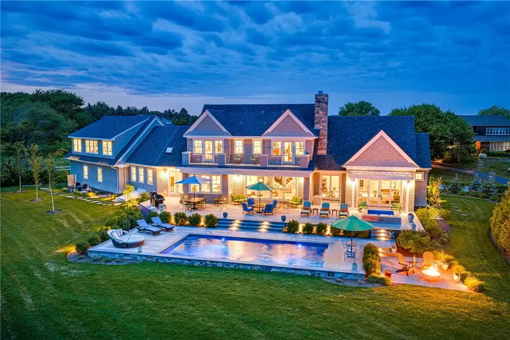 71 Cliff Dr, Narragansett