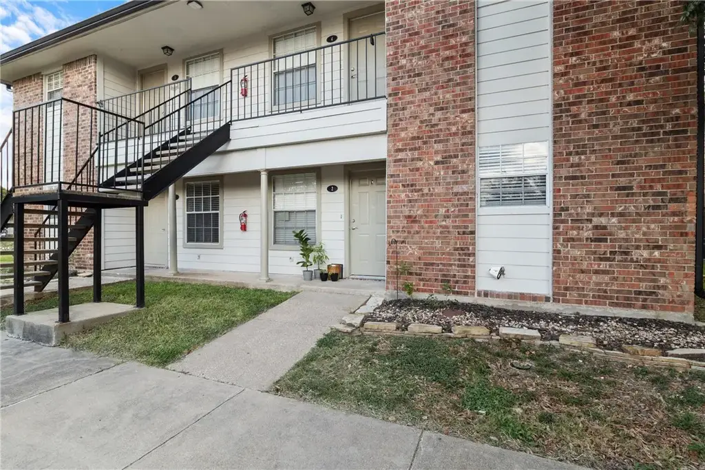 2100 Southwood Drive 22, College Station