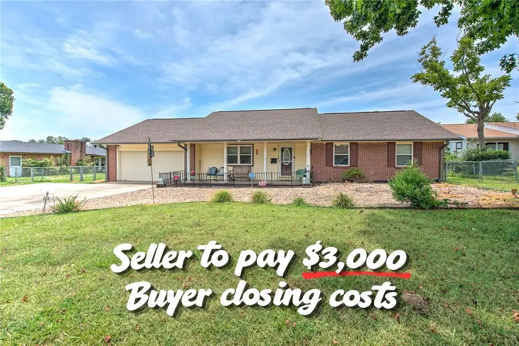 1104 Pine Street, Rogers