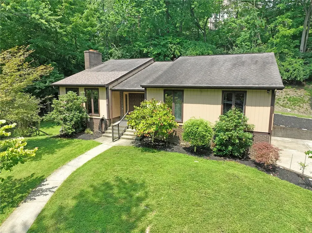 986 Segar Road , Mt Lebanon