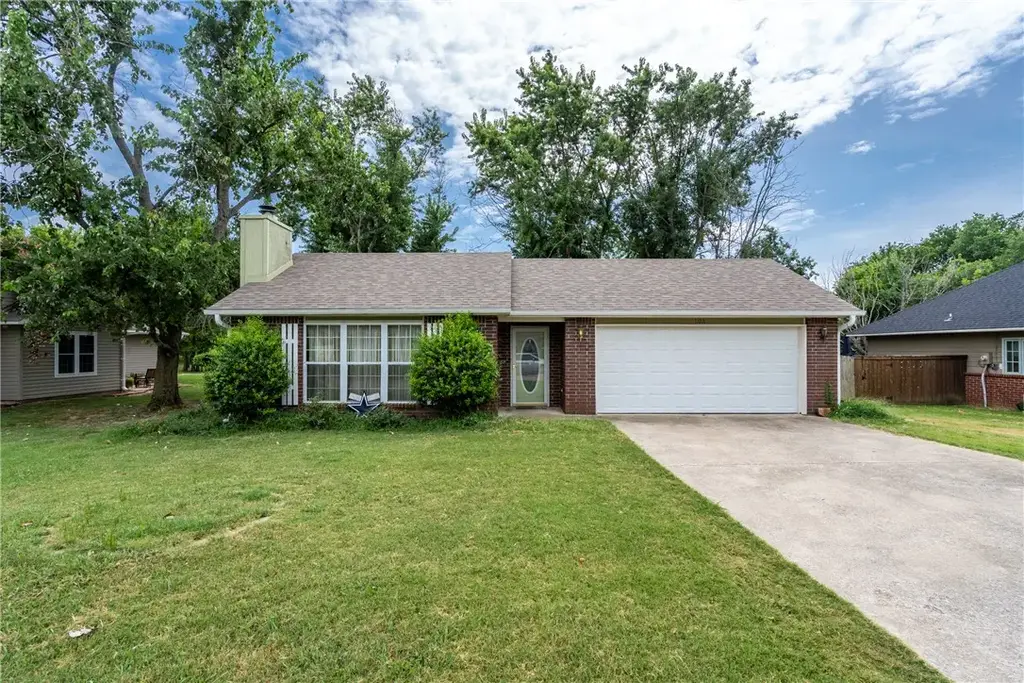 108 Greenwood Place, Siloam Springs