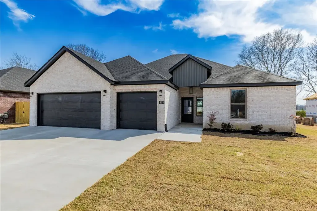 808 W Kelley Ann Street, Siloam Springs