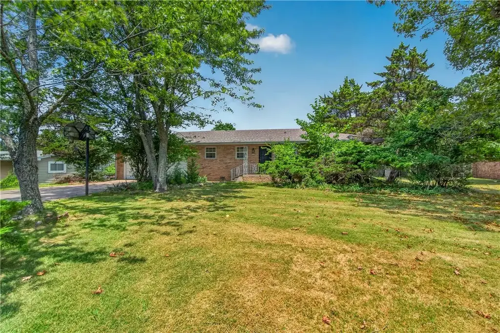 1117 E Ridgeway Drive, Fayetteville