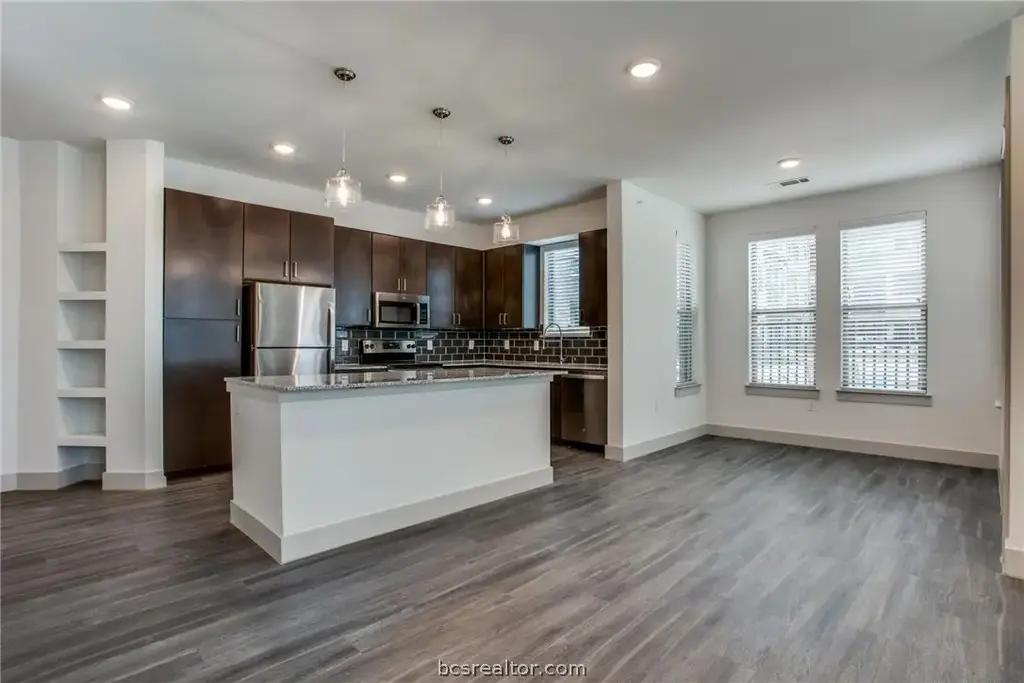 950 Town Lake Drive 1121, College Station