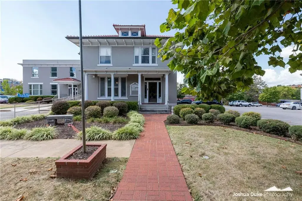 221 College Avenue, Fayetteville