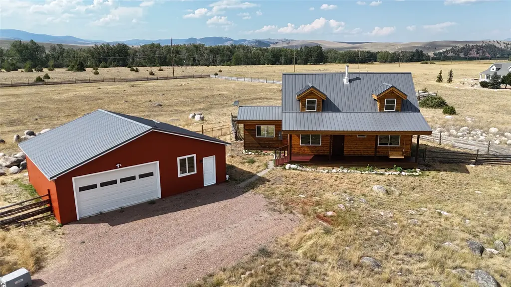 83 Boulder Patch Road, Hall