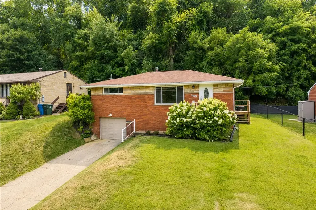 3190 Mayflower Drive , Whitehall