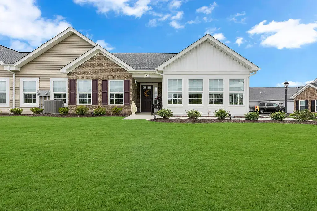 2022 Links Avenue, Center