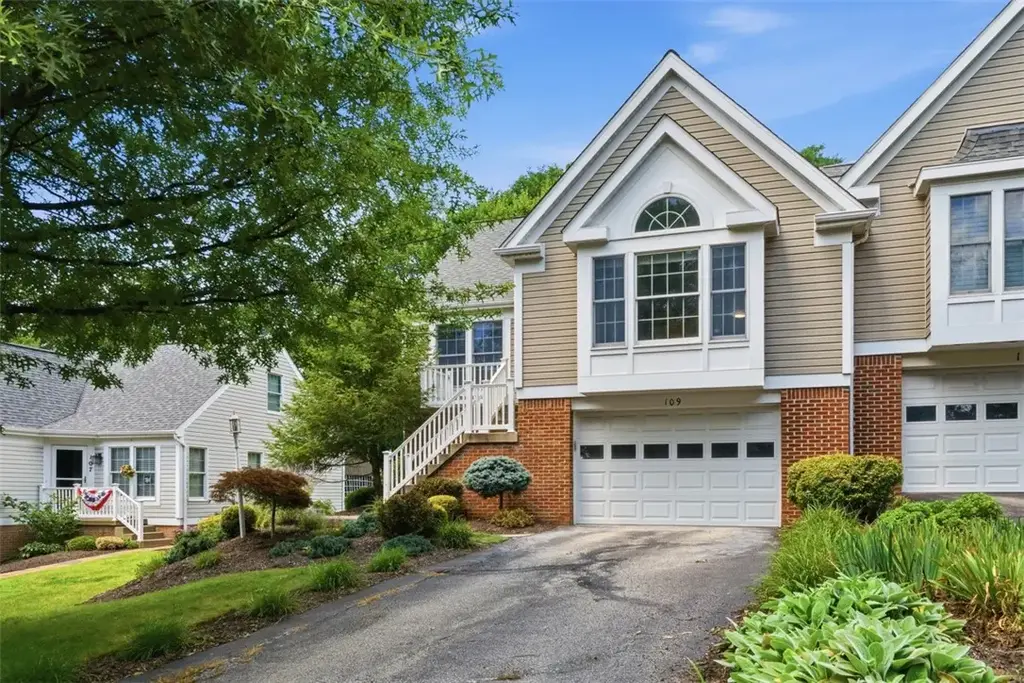109 Horseshoe Circle East, Canonsburg