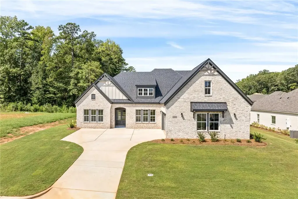 1323 Hidden Lakes Dr, Opelika