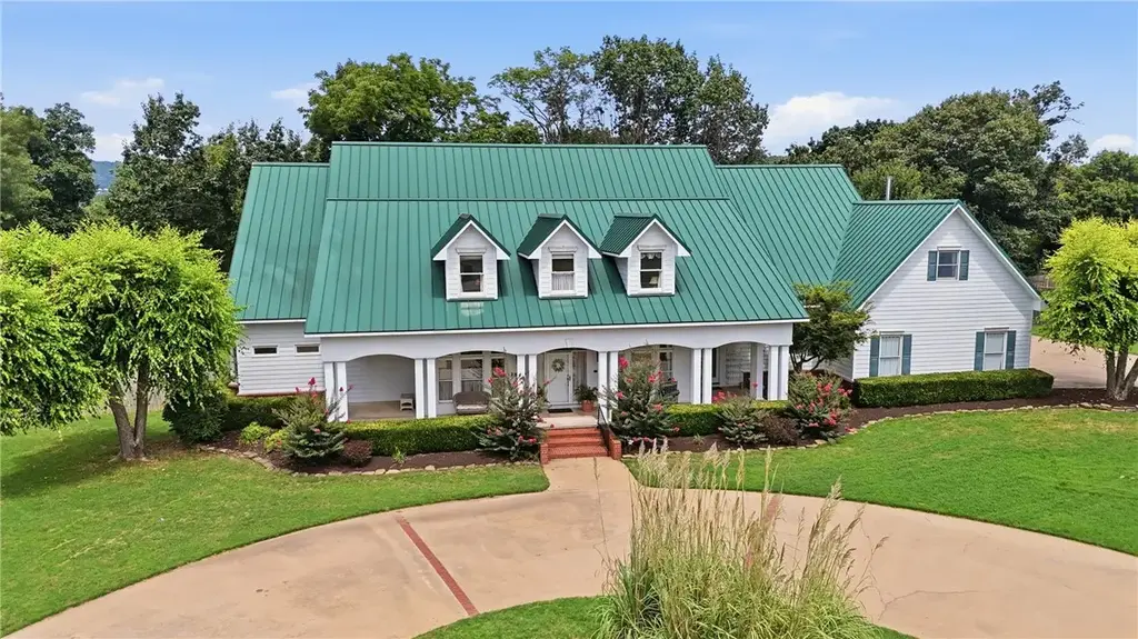 3840 E River Bluff Cove, Fayetteville