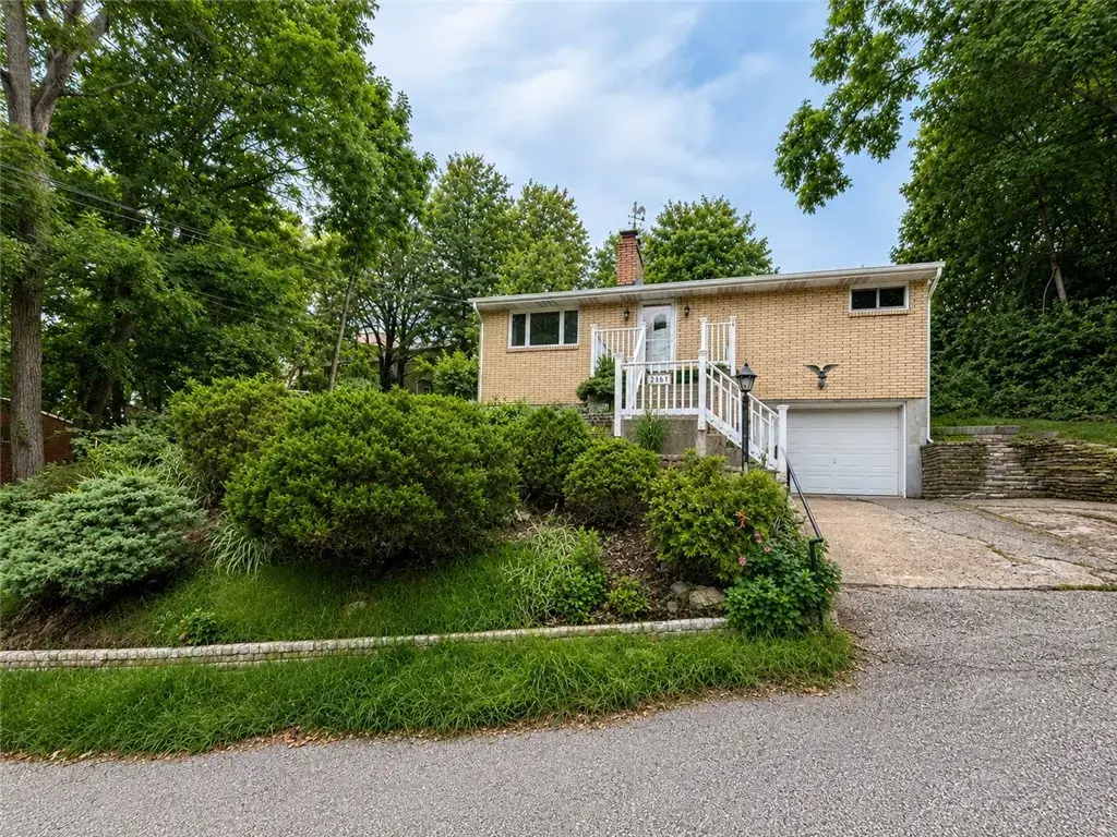 216 Munsey Avenue , Brentwood