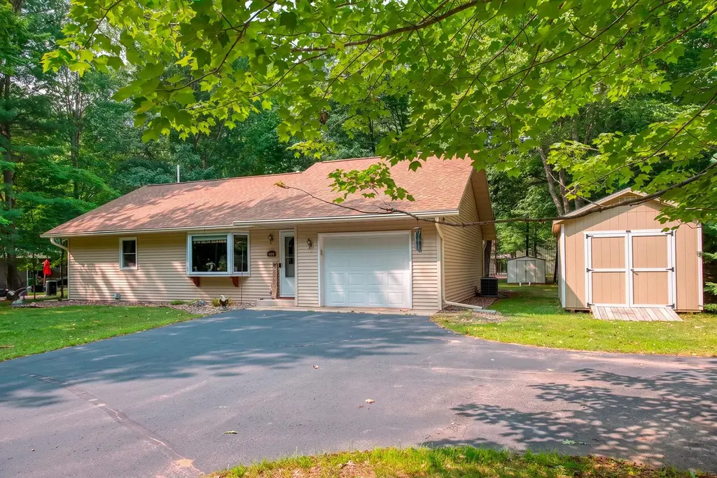 1415 Lincoln Dr, Eagle River