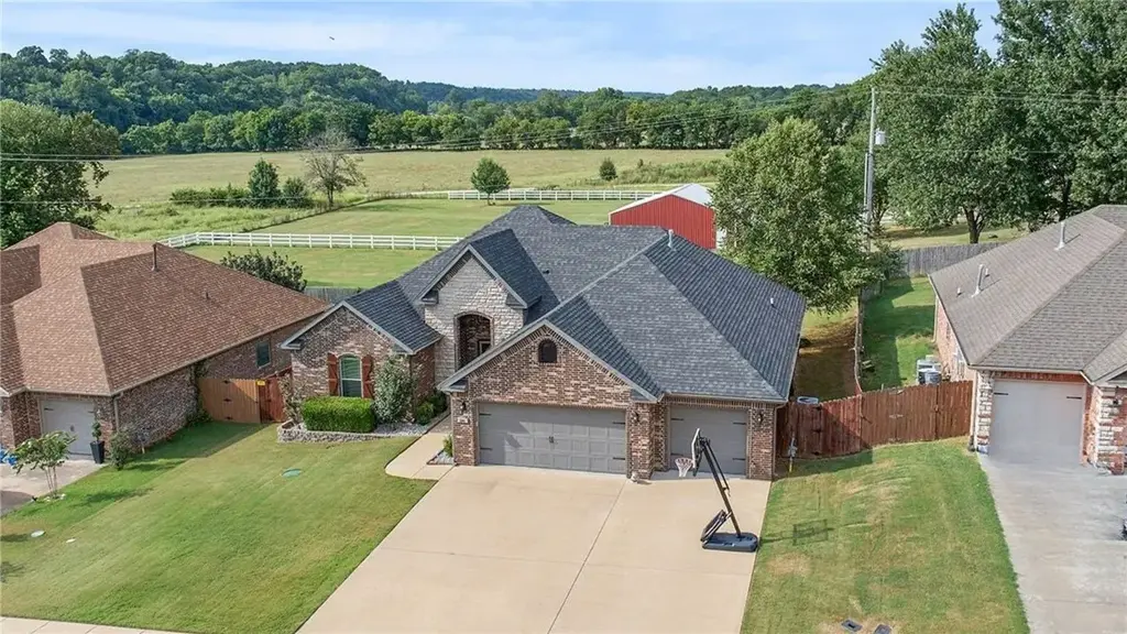 201 Pebble Beach Drive, Cave Springs