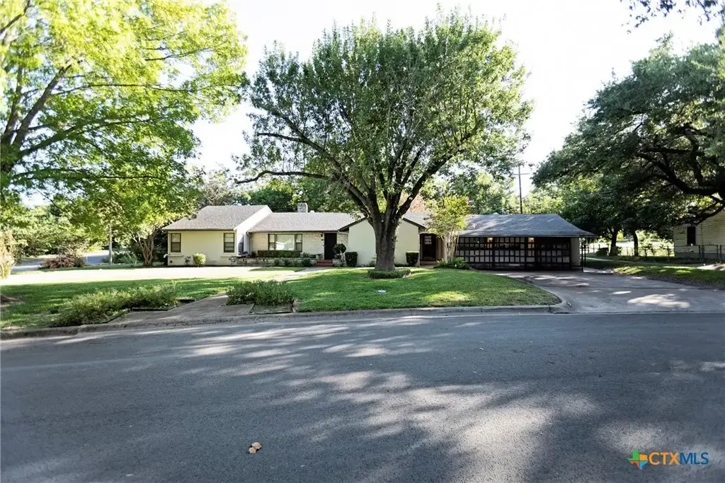 319 King Circle, Temple