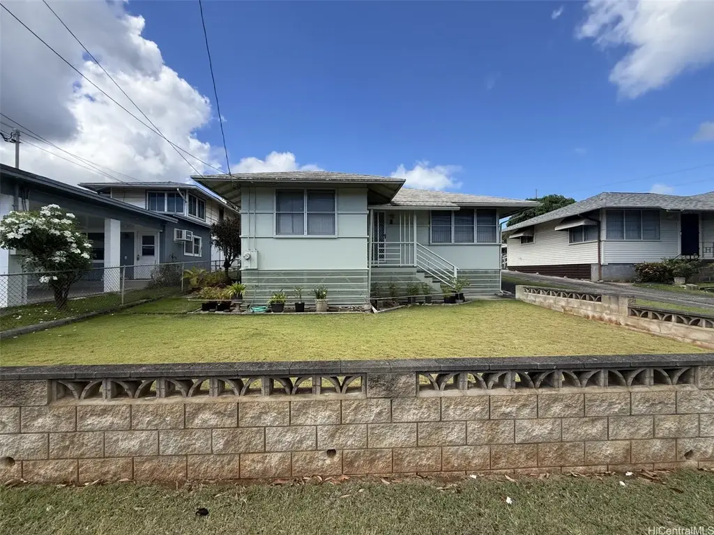 2448 N School Street, Honolulu