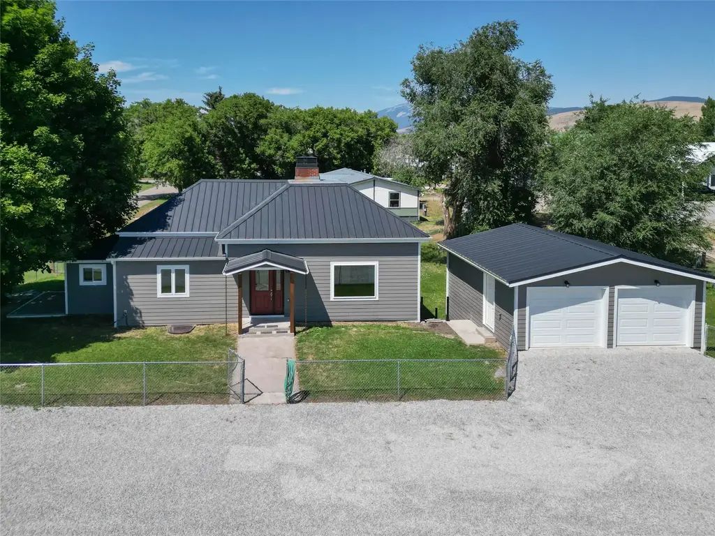 704 3rd Avenue, Plains