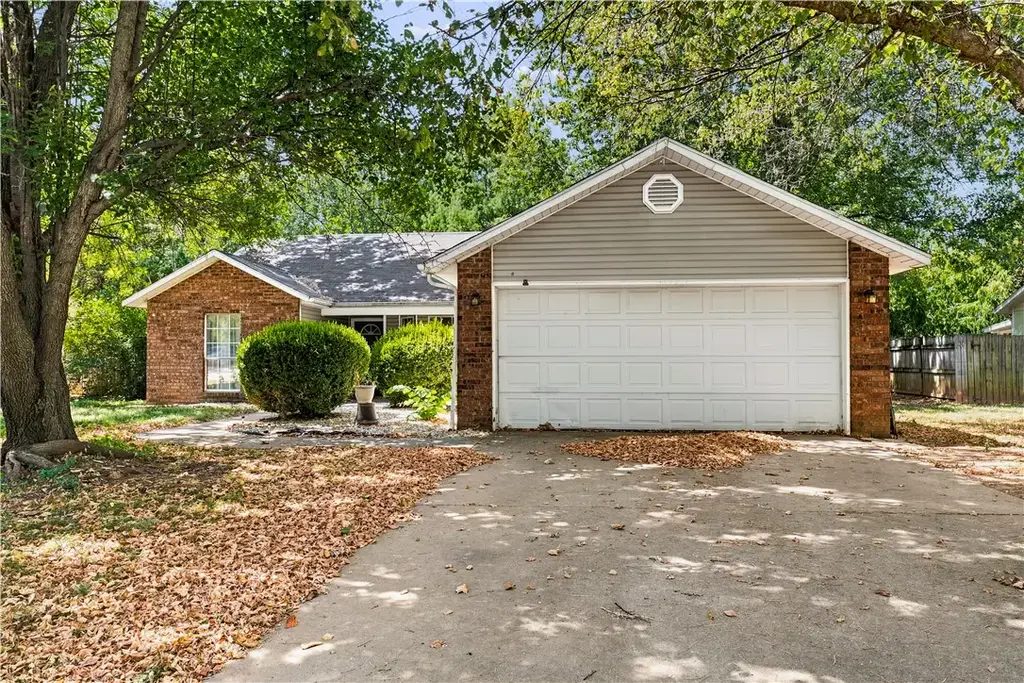 1299 N Fieldstone Avenue, Fayetteville