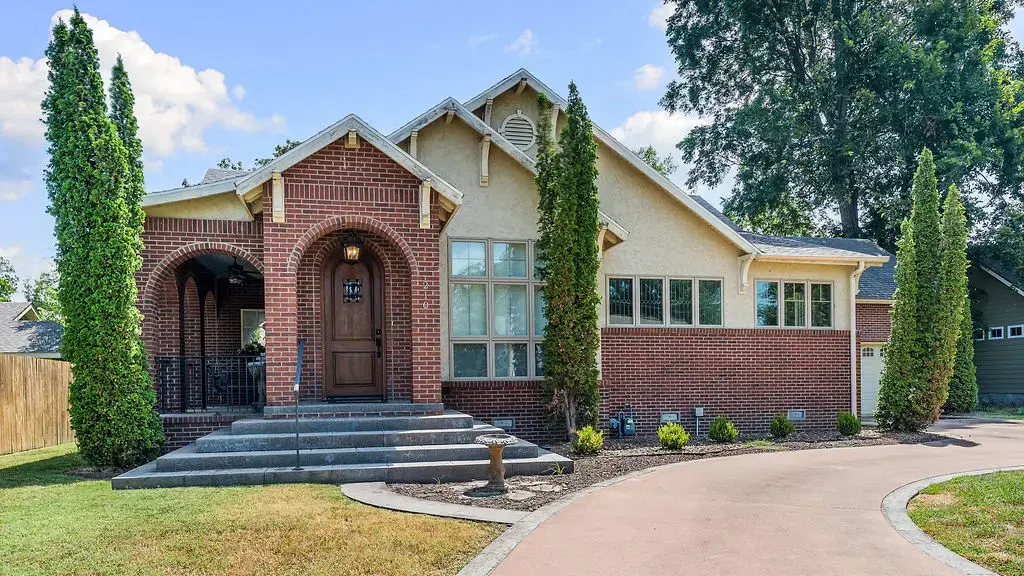 210 Nw F Street, Bentonville