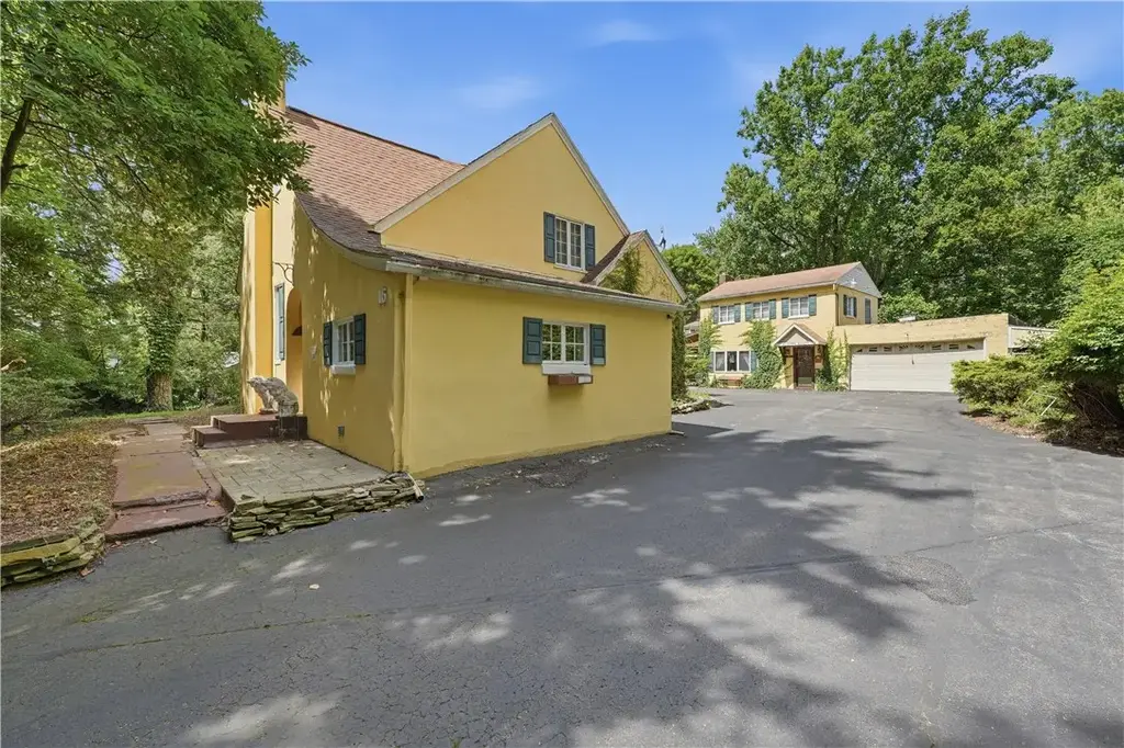 16 Clen Moore Boulevard , Neshannock
