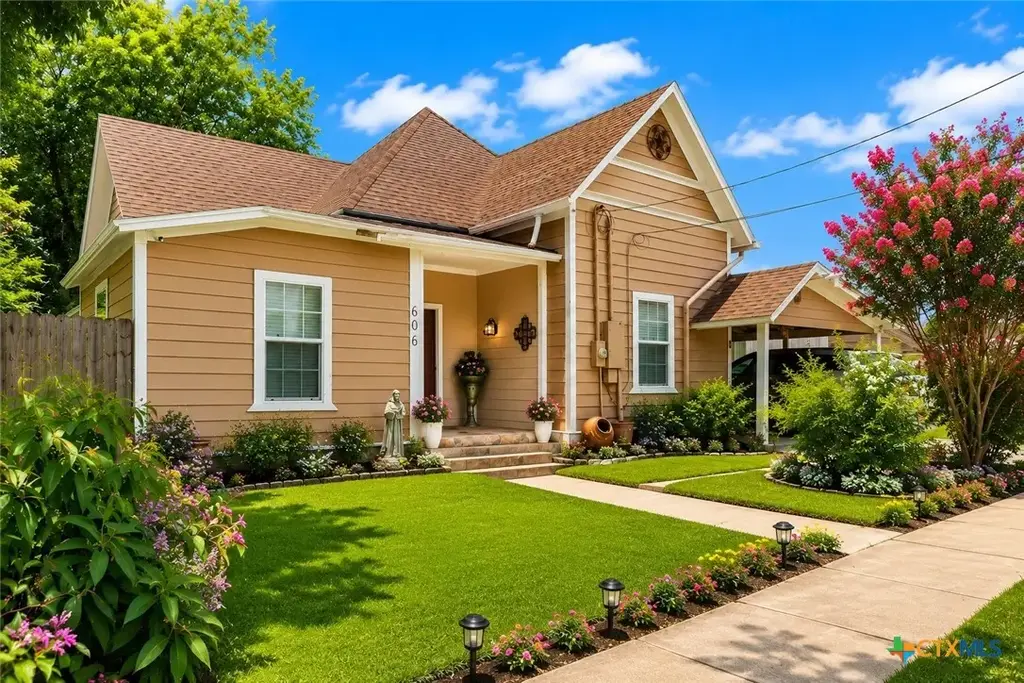 606 Schwab Street, Yoakum