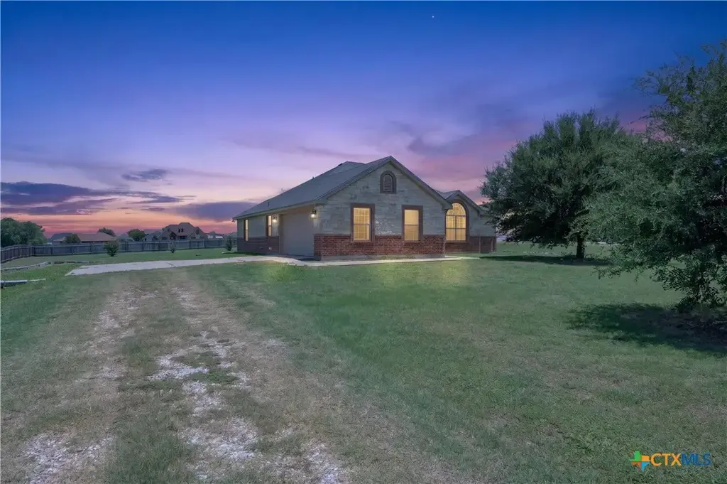 8407 Shaw Road, Rogers