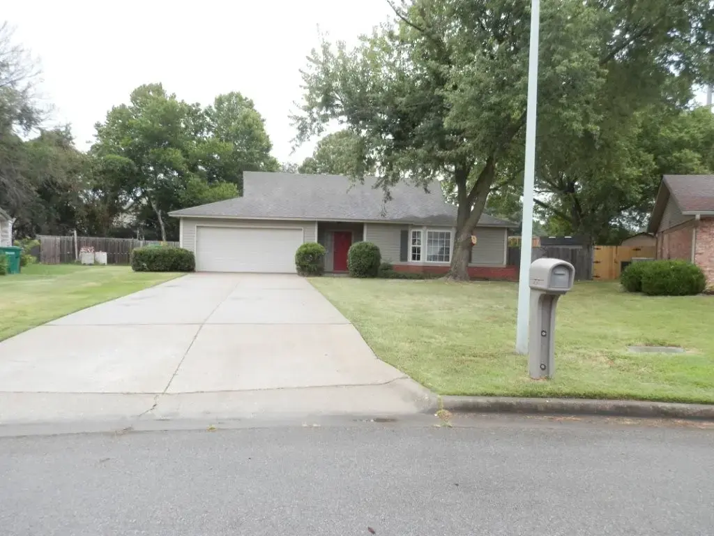 2725 W Highland Circle, Rogers