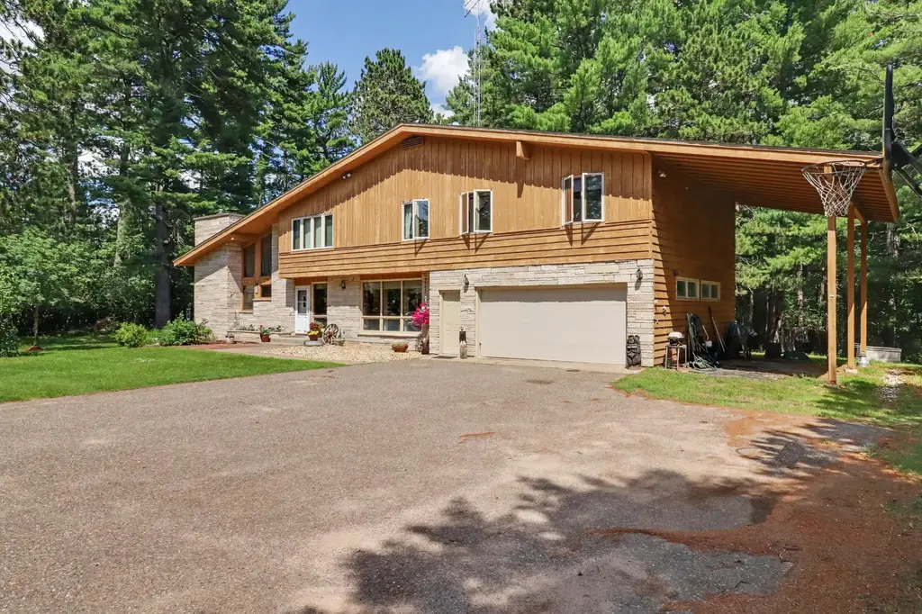 837 Railroad St N, Eagle River