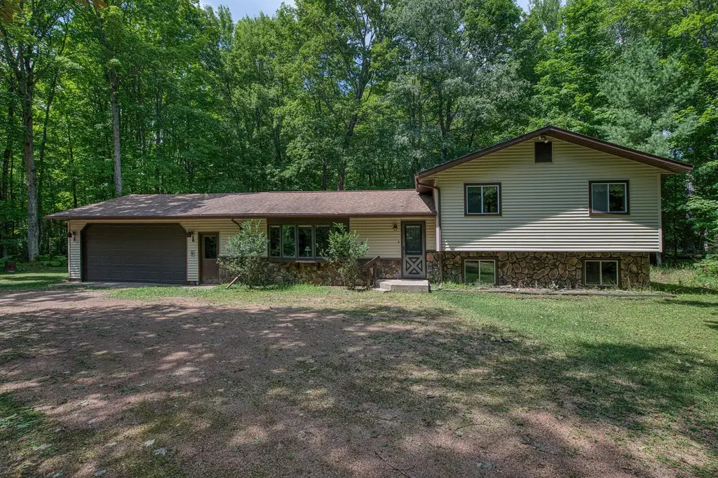 2051 Pinewood Dr, Eagle River