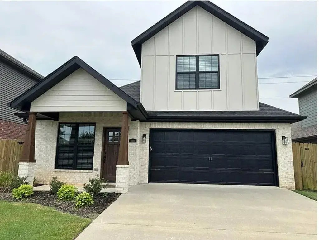 3203 Sw Hillstone Avenue, Bentonville