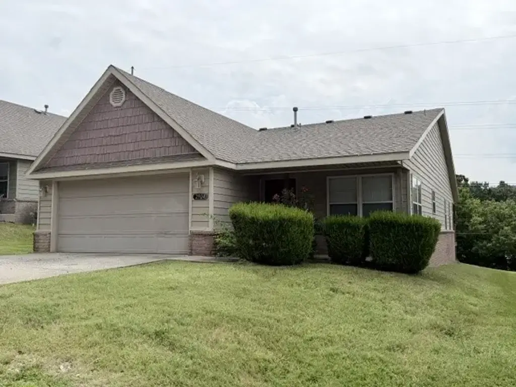 2904 W Old Farmington Road, Fayetteville