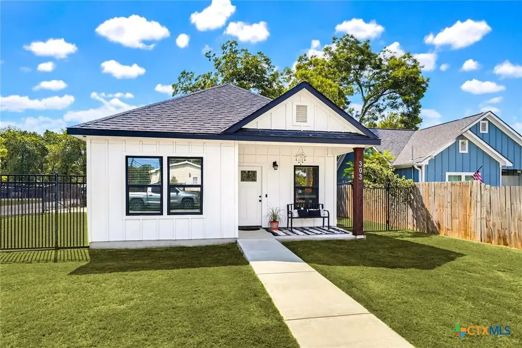 303 Pine Street, Luling