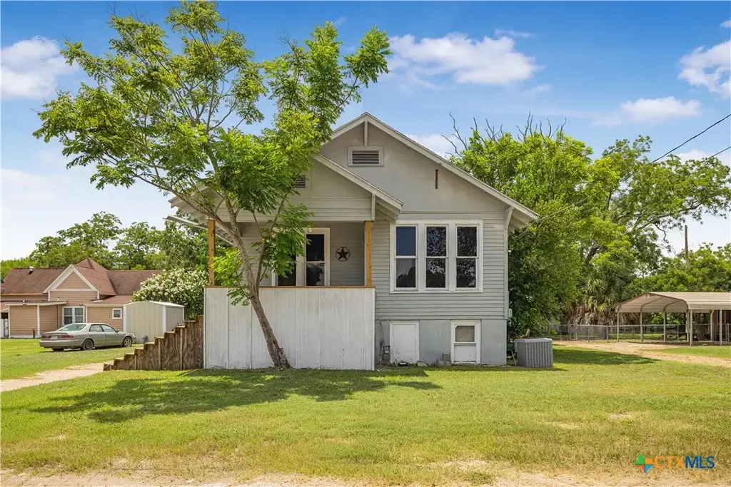 414 E Hochheim Street, Yoakum