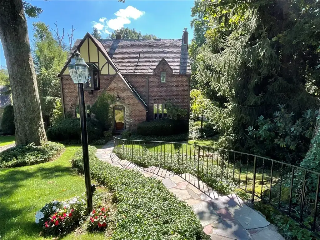 1080 Woodberry Road , New Kensington