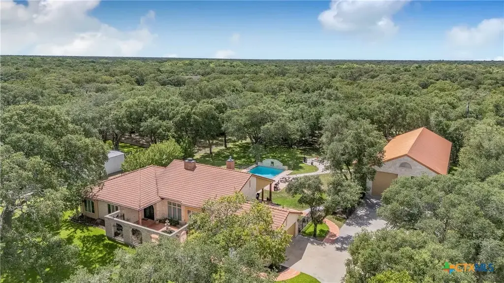166 Post Oak Bend, Inez