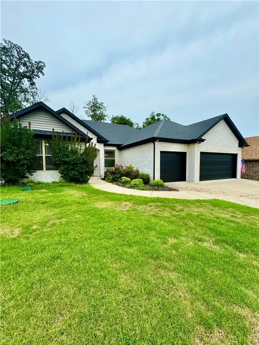1300 Hickory Street, Cave Springs