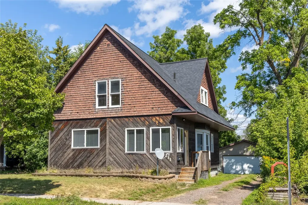 211 W 2nd Street N, Ladysmith
