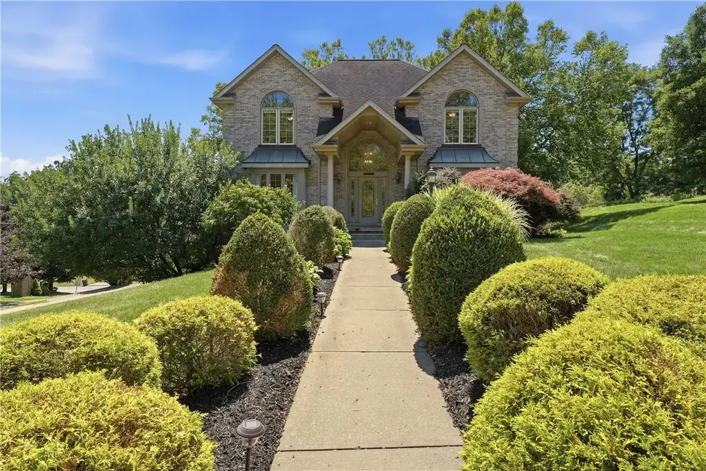 100 Field Club Drive West, Robinson