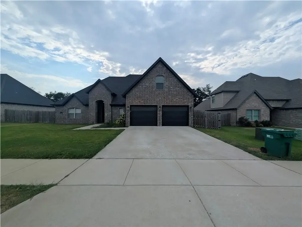 1890 Sunrise Circle, Centerton