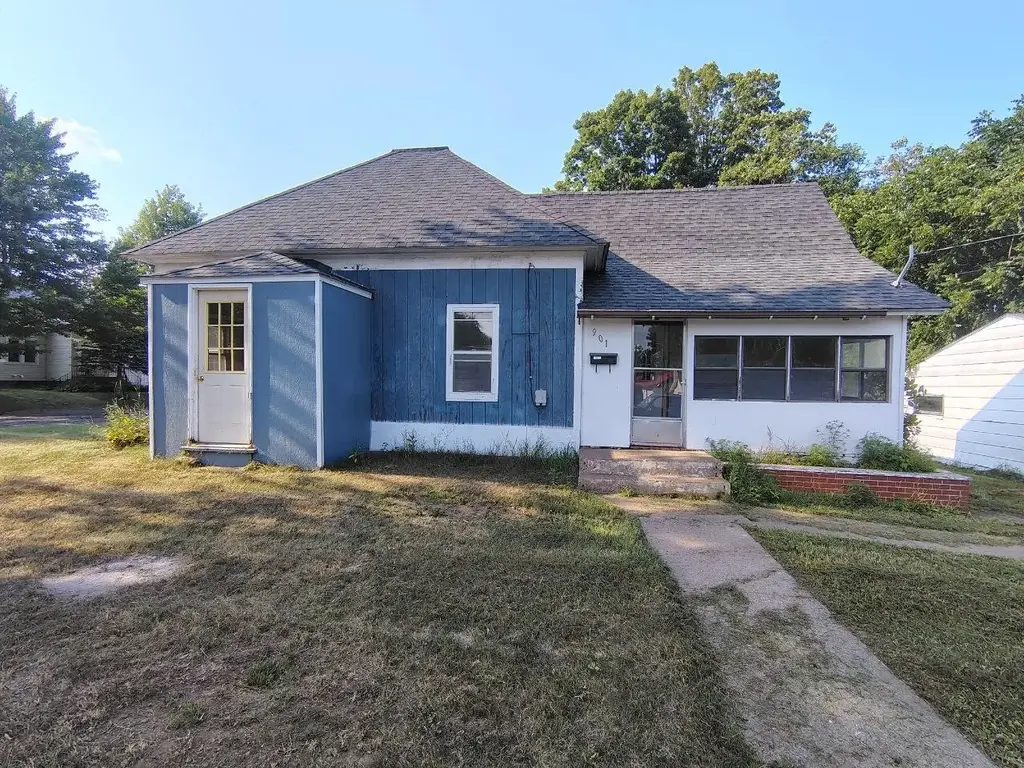 901 Worden Avenue E, Ladysmith