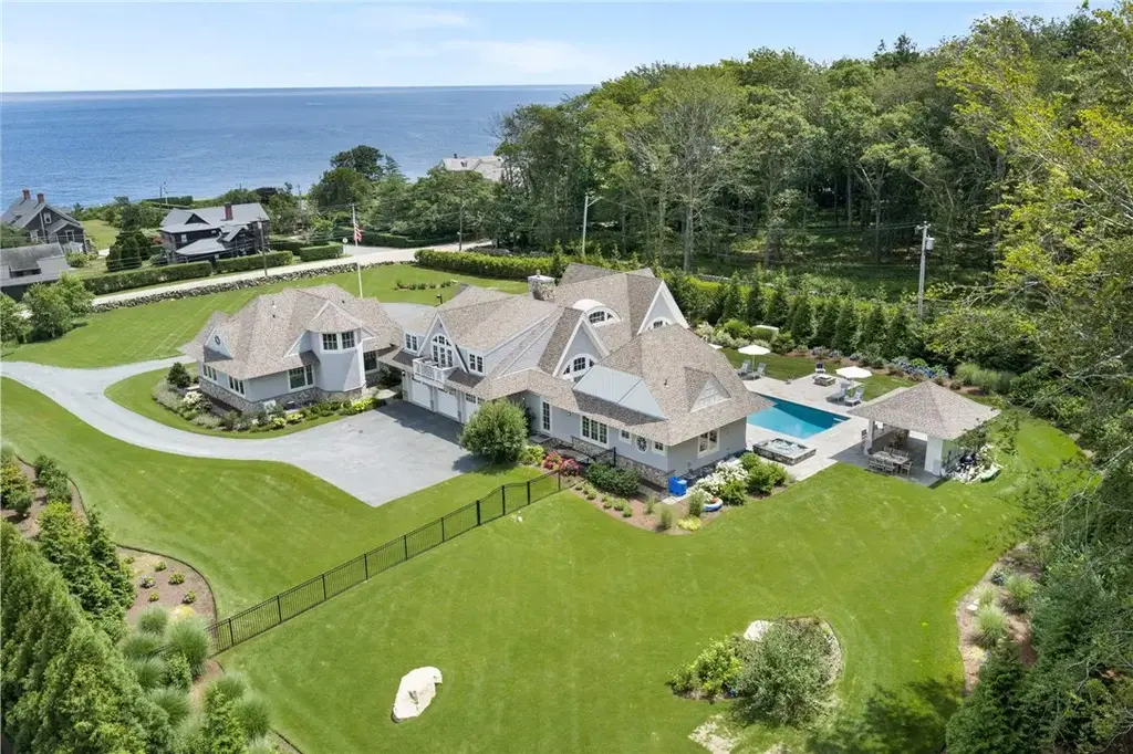 309 Ocean Rd, Narragansett